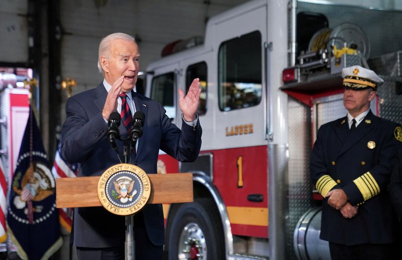 &copy; Reuters. El presidente de Estados Unidos, Joe Biden, habla durante una visita a una estación de bomberos en Filadelfia, Pensilvania, Estados Unidos. 11 de diciembre de 2023.   REUTERS/Kevin Lamarque