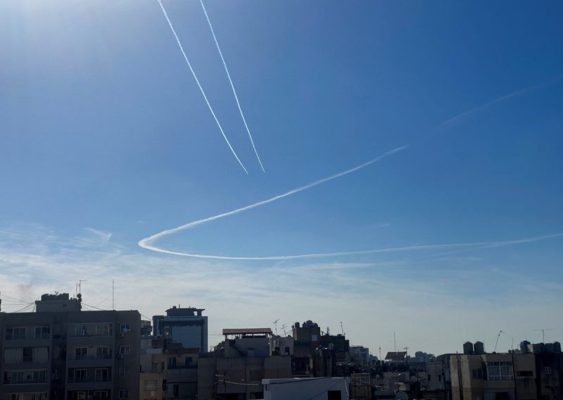 &copy; Reuters. Aeronaves deixam rastros de vapor no céu de Beirute, no Líbano
10/12/2023
REUTERS/Cynthia Karam