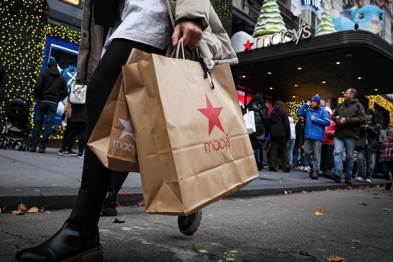 © Reuters. A customer exits the Macy's flagship department store in midtown Manhattan in New York City, U.S., December 11, 2023.  REUTERS/Brendan McDermid