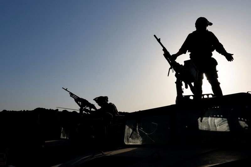 &copy; Reuters. Israeli soldiers prepare to enter Gaza, amid the ongoing conflict between Israel and the Palestinian Islamist group Hamas, on the Israeli side of the Israel-Gaza border, December 11, 2023. REUTERS/Amir Cohen/ File Photo