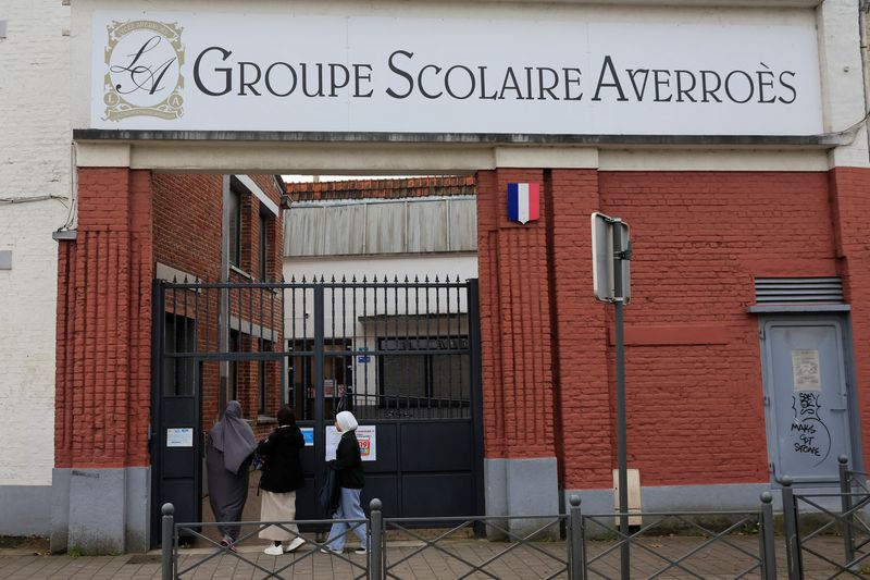 &copy; Reuters. صورة لمدخل مدرسة ابن رشد الثانوية الإسلامية الخاصة في ليل بشمال فرنسا يوم الاثنين. تصوير: باسكال روسينيول - رويترز.