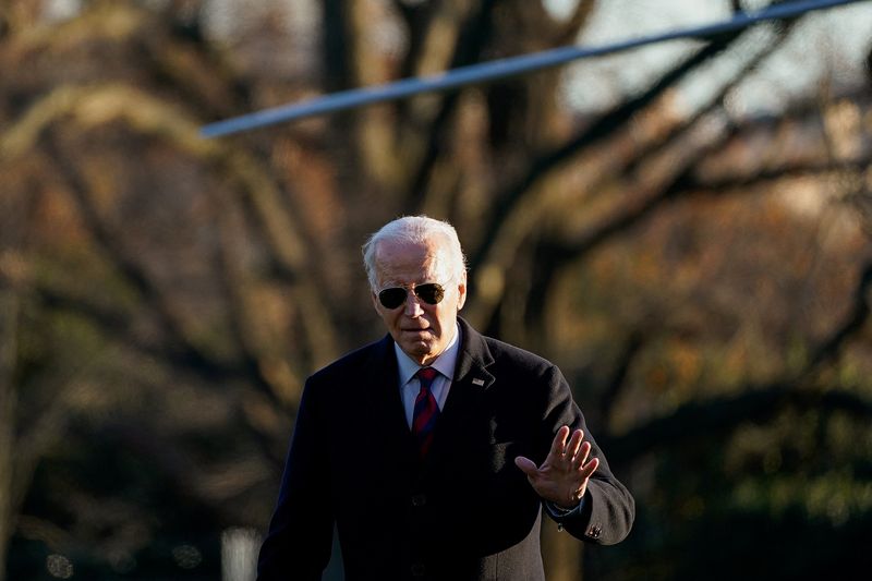 &copy; Reuters. U.S. President Joe Biden walks from Marine One as he returns to the White House in Washington, U.S., December 11, 2023. REUTERS/Elizabeth Frantz