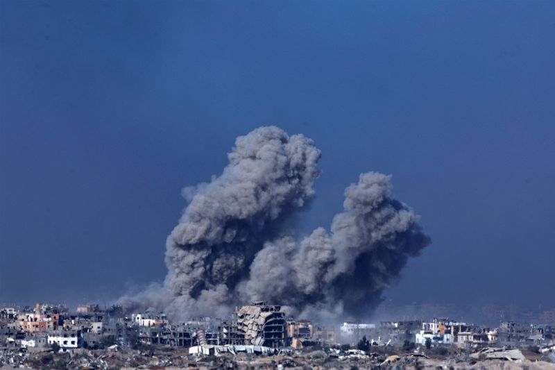 &copy; Reuters. Humo y escombros se elevan sobre Gaza, visto desde el sur de Israel. 11 de diciembre de 2023. REUTERS/Clodagh Kilcoyne