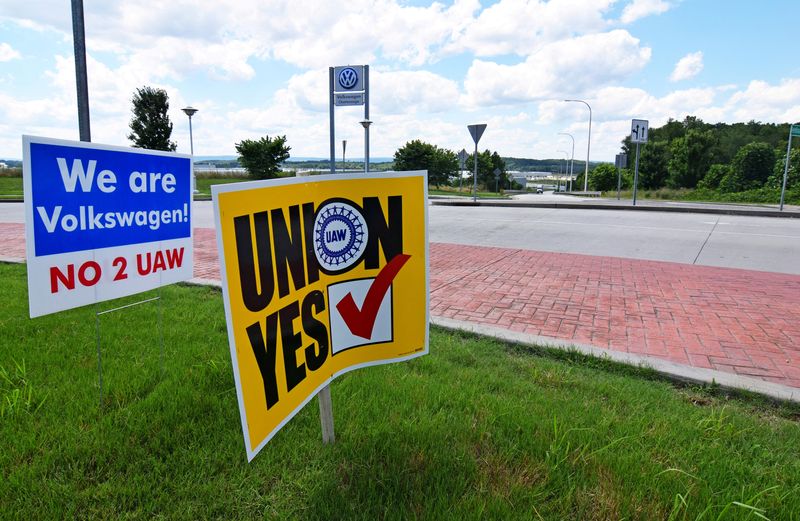 &copy; Reuters. Placas do lado de fora de uma fábrica da Volkswagen durante uma votação entre trabalhadores locais sobre se devem ou não ser representados pelo sindicato UAW em Chattanooga
13/06/2019
REUTERS/Nick Carey