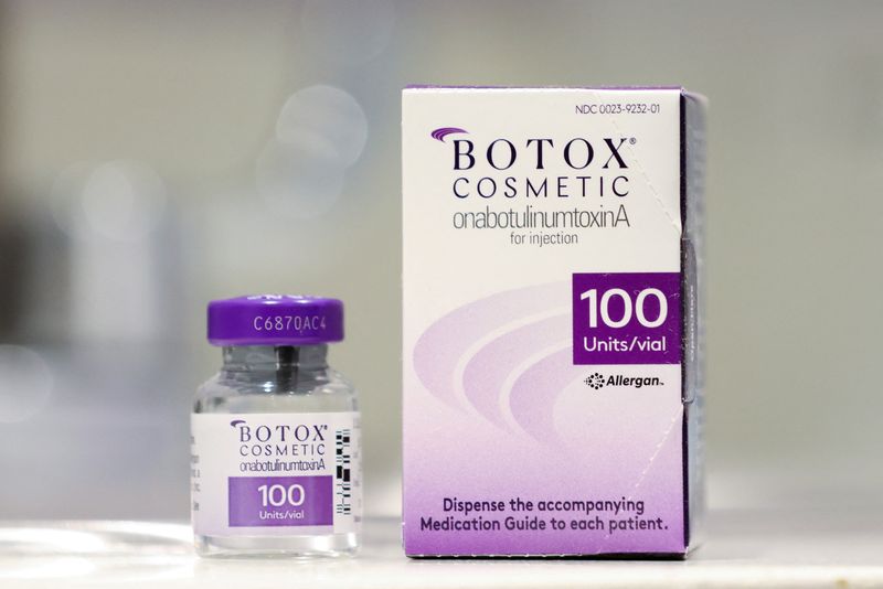&copy; Reuters. FILE PHOTO: A vial of Botox, owned by AbbVie, is seen next to its packaging in a photo illustration in Manhattan, New York, U.S., December 8, 2021. REUTERS/Andrew Kelly
