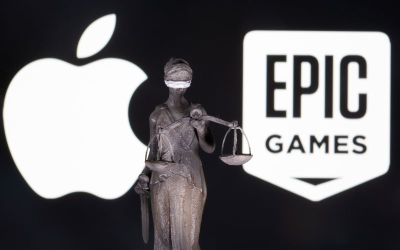 &copy; Reuters. Illustration d'un symbole de justice devant les logos Apple et Epic Games. /Illustration partagée le 17 février 2021/ REUTERS/Dado Ruvic/Illustration