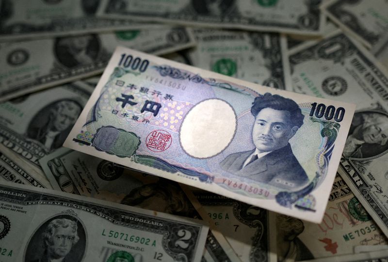 &copy; Reuters. أوراق مالية للين الياباني والدولار الأمريكي في صورة توضيحية التقطت يوم العاشر من مارس آذار 2023. تصوير: دادو روفيتش - رويترز.