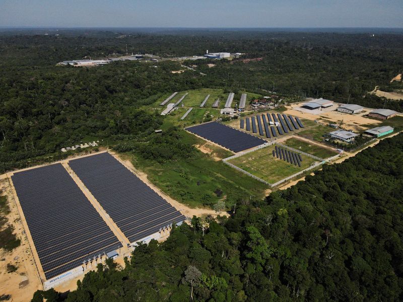 &copy; Reuters. FOTO DE ARCHIVO: Vista aérea de la planta Bemol Solar a las afueras de Manaos, estado de Amazonas, Brasil 23 de agosto de 2021. Imagen tomada con un dron el 23 de agosto de 2021. REUTERS/Bruno Kelly