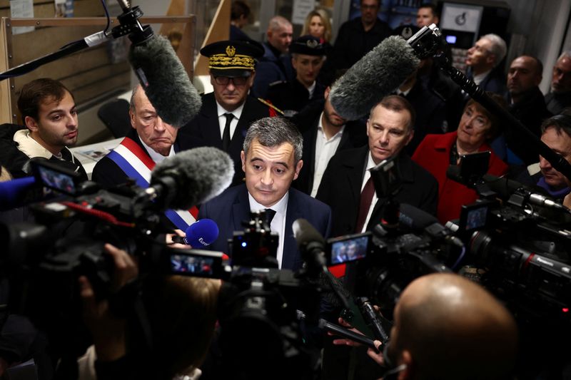 © Reuters. French Interior Minister Gerald Darmanin visits a police station, a day after French lawmakers rejected his immigration bill, in Maisons-Alfort near Paris, France, December 12, 2023. REUTERS/Stephanie Lecocq