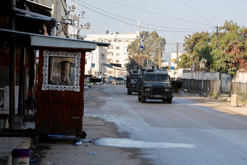 &copy; Reuters. Un véhicule militaire israélien patrouillant en Cisjordanie occupée par Israël. /Photo prise le 12 décembre 2023/REUTERS/Raneen Sawafta