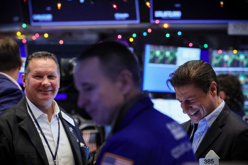 &copy; Reuters. Traders work on the floor at the New York Stock Exchange (NYSE) in New York City, U.S., December 11, 2023.  REUTERS/Brendan McDermid