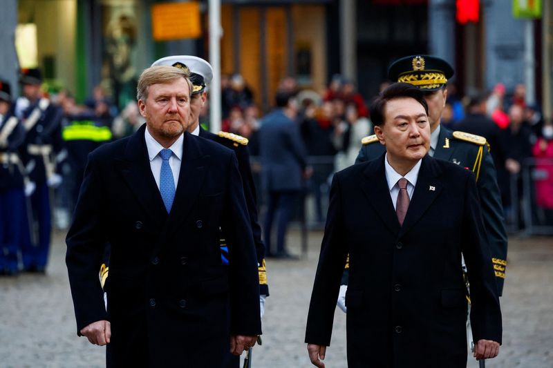 &copy; Reuters. South Korean President Yoon Suk Yeol and King Willem-Alexander of the Netherlands walk, as President Yeol visits Amsterdam, Netherlands December 12, 2023. REUTERS/Piroschka van de Wouw