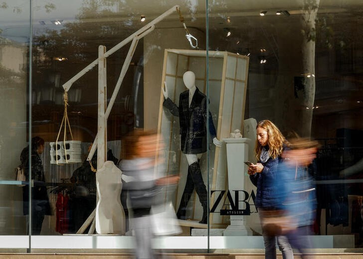 © Reuters. ファッションブランド「ＺＡＲＡ（ザラ）」は、手足のないマネキンや白い布で包まれた彫像をあしらった広告をアプリやウェブサイトのトップページから削除した。スペイン・バルセロナで１１日撮影（２０２３年　ロイター／Albert Gea）