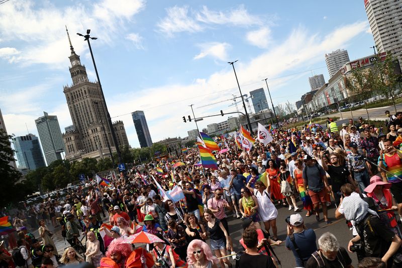 &copy; Reuters. FOTO DE ARCHIVO: Varias personas participan en una marcha conjunta por la igualdad en el Desfile por la Igualdad de Varsovia 2022 y KievPride, en medio de la invasión rusa de Ucrania, en Varsovia, Polonia. 25 de junio, 2022. REUTERS/Kuba Stezycki/Archivo