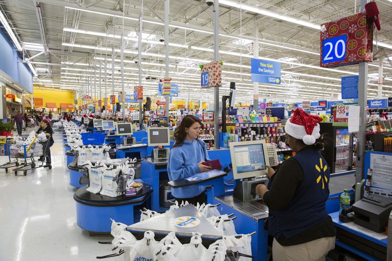 &copy; Reuters. FILE PHOTO: A shopper checks out at a Walmart store in Secaucus, New Jersey, November 11, 2015. REUTERS/Lucas Jackson/File Photo