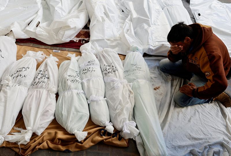 © Reuters. Un doliente reacciona junto a los cuerpos de palestinos muertos en ataques israelíes, en el hospital Abu Yossef Al-Najar, en Rafah, en el sur de la Franja de Gaza. 12 de diciembre de 2023. REUTERS/Mohammed Salem 