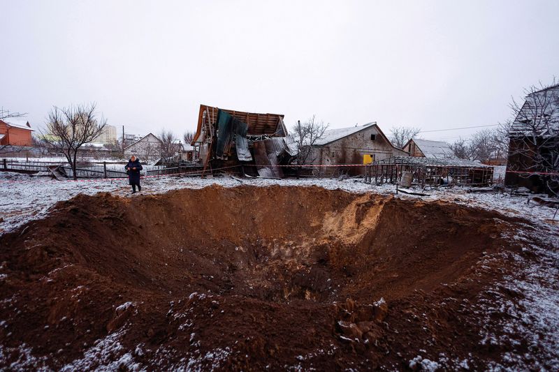 &copy; Reuters. FILE PHOTO: A local resident stands next to a crater at a site of a Russian missile strike, amid Russia's attack on Ukraine, in Kyiv, Ukraine December 11, 2023. REUTERS/Valentyn Ogirenko/File Photo
