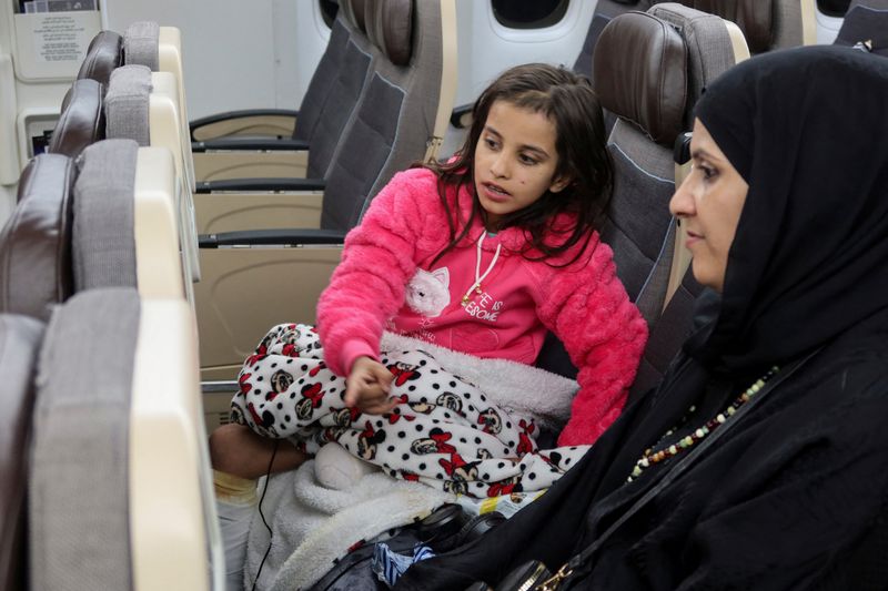 &copy; Reuters. Qamar Shureihy, de 10 anos, que foi ferida durante o conflito em Gaza entre Israel e o grupo islâmico palestino Hamas, embarca em um avião para os Emirados Árabes Unidos para receber cuidados médicos
11/12/2023
REUTERS/Abdel Hadi Ramahi
