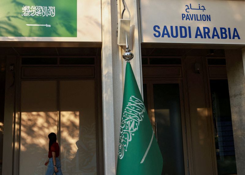 &copy; Reuters. FOTO DE ARCHIVO: Una mujer camina cerca del Pabellón de Arabia Saudí en la Conferencia de las Naciones Unidas sobre el Cambio Climático COP28 en Dubái, Emiratos Árabes Unidos, 12 de diciembre de 2023. REUTERS/Thaier Al-Sudani 