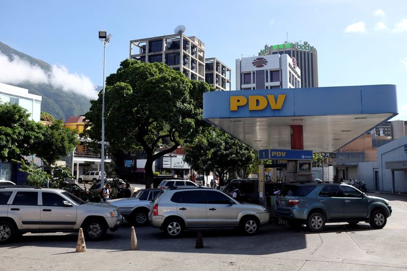 &copy; Reuters. FILE PHOTO: Motorists line up for fuel at a gas station of the Venezuelan state-owned oil company PDVSA in Caracas, Venezuela November 2, 2018. REUTERS/Marco Bello/File Photo