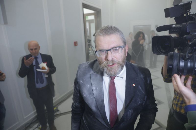 &copy; Reuters. Grzegorz Braun, far-right Polish lawmaker from Confederation party, interacts with the media after using a fire extinguisher to put out Hanukkah candles at the parliament in Warsaw, Poland December 12, 2023. Dawid Zuchowicz/Agencja Wyborcza.pl via REUTERS