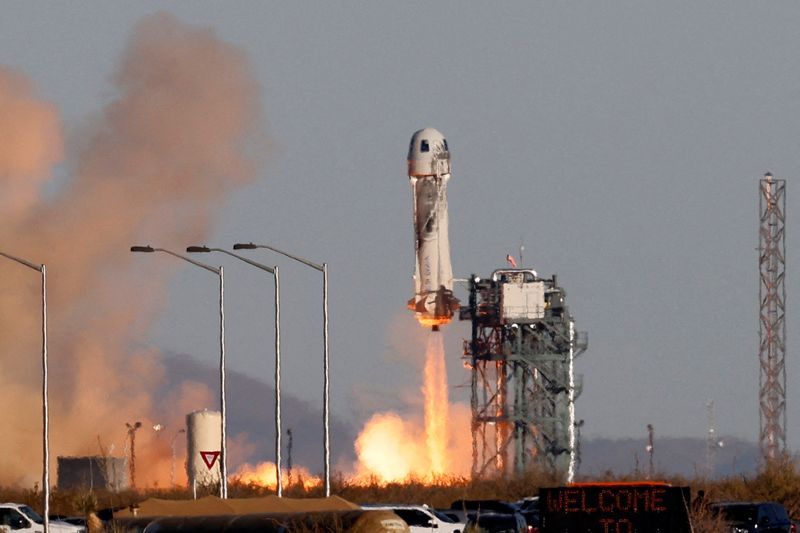&copy; Reuters. FILE PHOTO: A Blue Origin New Shepard rocket lifts off with a crew of six, including Laura Shepard Churchley, the daughter of the first American in space Alan Shepard, for whom the spacecraft is named, from Launch Site One in west Texas, U.S. December 11,