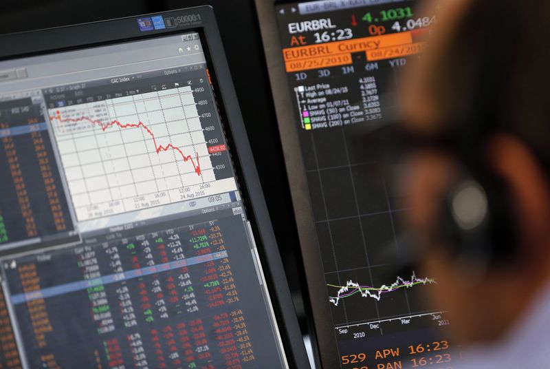 &copy; Reuters. Operador acompanha gráfico do índice francês CAC 40
24/08/2015
REUTERS/Regis Duvignau