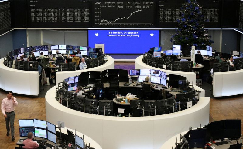&copy; Reuters. شاشة إلكترونية تعرض بيانات مؤشر داكس الألماني في بورصة فرانكفورت يوم السادس من ديسمبر تشرين الأول 2023. تصوير: رويترز.