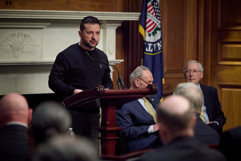 © Reuters. Ukraine's President Volodymyr Zelenskiy addresses a speech to U.S. senators at the Capitol in Washington, U.S., December 12, 2023. Ukrainian Presidential Press Service/Handout via REUTERS 