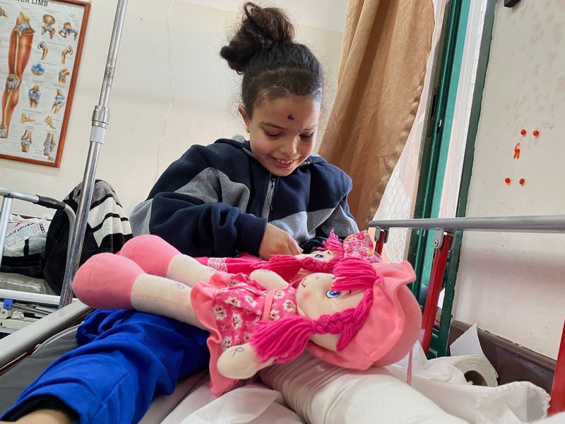 &copy; Reuters. Razan Shabat, palestina órfã deslocada que foi ferida em ataque israelense e cujos pais foram mortos em ataque a uma casa onde estavam abrigadas, brinca com bonecas em hospital, em Deir Al-Balah, no centro da Faixa de Gaza
11/12/2023
REUTERS/Doaa Rouqa