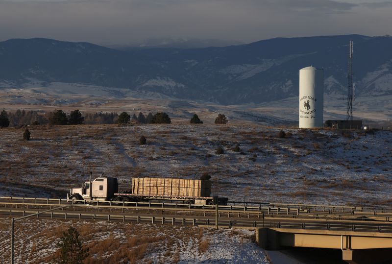 © Reuters. Trucks travel along Interstate 90 during sunrise in Sheridan, Wyoming, U.S., December 1, 2023. REUTERS/Jim Urquhart/File Photo