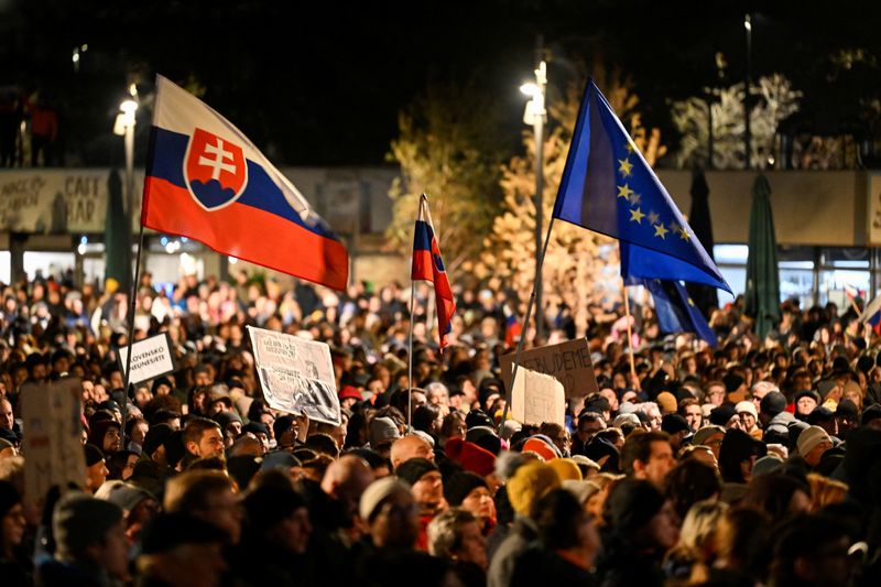 &copy; Reuters. Demonstrators take part in a protest against the government's plan to scrap a special prosecutor's office, in Bratislava, Slovakia, December 12, 2023. REUTERS/Radovan Stoklasa