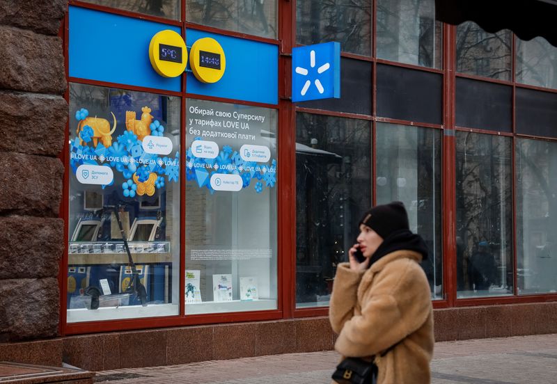 &copy; Reuters. A woman talks on the phone in front of a store of Ukraine's telecommunications company Kyivstar, amid Russia's attack on Ukraine, in Kyiv, Ukraine December 12, 2023. REUTERS/Alina Smutko