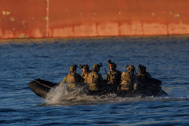 &copy; Reuters. FILE PHOTO: U.S. military personnel train on the waters near Coronado, California, California, U.S., August 29, 2023.  REUTERS/Mike Blake/File Photo