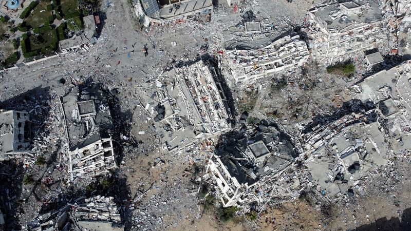 &copy; Reuters. مبان مدمرة جراء القصف الإسرائيلي خلال الصراع بين إسرائيل وحركة حماس تحولت إلى أطلال جنوب قطاع غزة يوم 26 نوفمبر تشرين الثاني 2023. تصوير: بسام م
