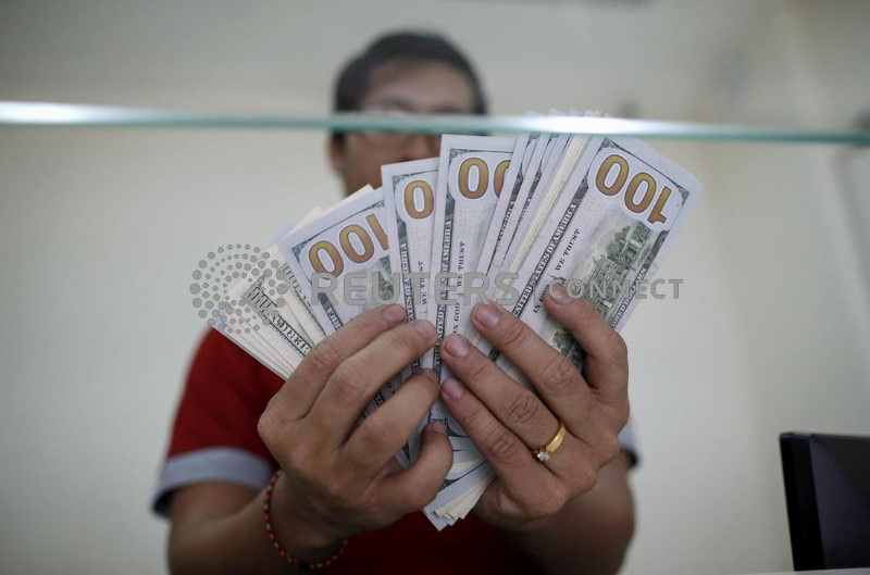 &copy; Reuters. Homem mostra notas de dólares
17/07/2015
REUTERS/Soe Zeya Tun/File Photo
