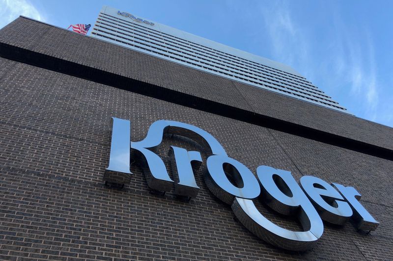 &copy; Reuters. FILE PHOTO: The Kroger supermarket chain's headquarters is shown in Cincinnati, Ohio, U.S., June 28, 2018.  Picture taken June 28, 2018.  REUTERS/Lisa Baertlein