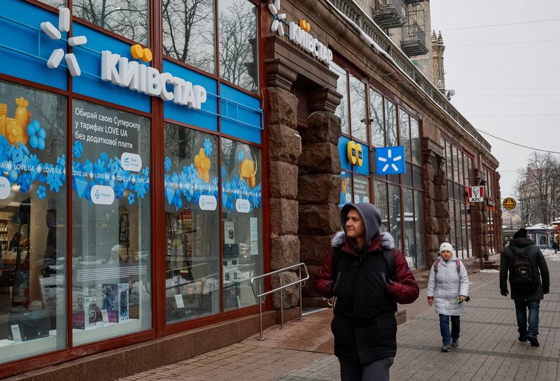 &copy; Reuters. ウクライナ最大の通信事業会社「キーウスター」が大規模なサイバー攻撃を受け、 携帯電話やインターネットのサービスが停止した。１２日、キーウで撮影（２０２３年　ロイター/Alina Smut