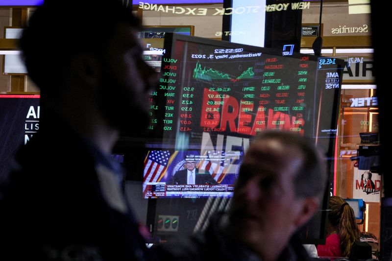 &copy; Reuters. FILE PHOTO: Traders react as Federal Reserve Chair Jerome Powell is seen delivering remarks on a screen, on the floor of the New York Stock Exchange (NYSE) in New York City, U.S., May 3, 2023.  REUTERS/Brendan McDermid/File Photo