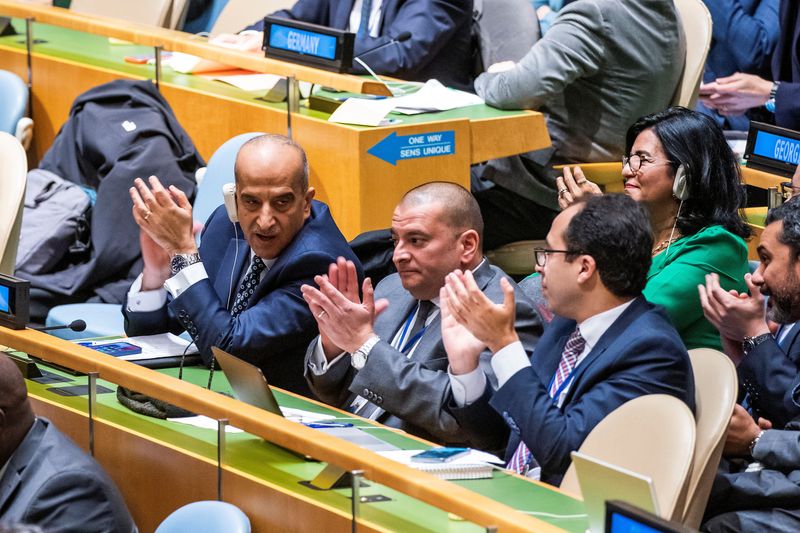 © Reuters. Delegates of Egypt applaud after looking at the voting results during the meeting of the United Nations General Assembly on ceasefire resolution, amid the ongoing conflict between Israel and the Palestinian Islamist group Hamas, in New York City, U.S., December 12, 2023. REUTERS/Eduardo Munoz
