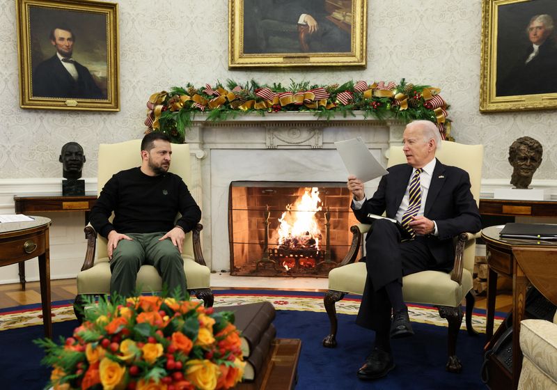 © Reuters. U.S. President Joe Biden meets with Ukraine's President Volodymyr Zelenskiy in the Oval Office at the White House in Washington, U.S., December 12, 2023. REUTERS/Leah Millis