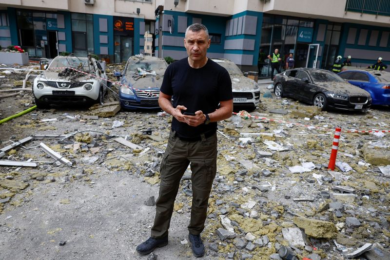 &copy; Reuters. رئيس بلدية كييف فيتالي كليتشكو يزور موقع سكني متضرر خلال ضربات صاروخية روسية في كييف يوم 24 يونيو حزيران 2023. تصوير: فالنتين أوجيرينكو-رويترز.