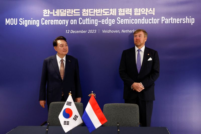 &copy; Reuters. 　１２月１２日、韓国の尹錫悦大統領（写真左）は、訪問先のオランダで半導体製造装置大手ＡＳＭＬの本社を訪れた。２日間の訪問では半導体分野の協力が焦点となる。写真右はオランダ