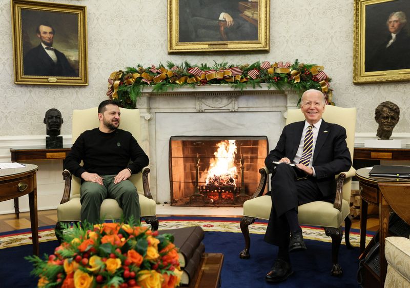 &copy; Reuters. Le président américain Joe Biden rencontre le président ukrainien Volodymyr Zelenskiy dans le bureau ovale de la Maison Blanche à Washington, aux États-Unis. /Photo prise le 12 décembre 2023/REUTERS/Leah Millis   