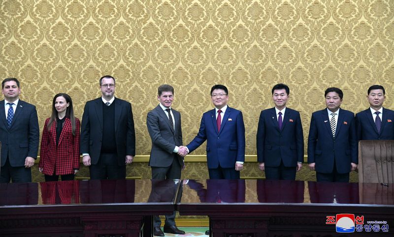 &copy; Reuters. Oleg Kojemiako, gouverneur de la région russe de Primorsky, serre la main du ministre nord-coréen des Relations économiques extérieures Yun Jong Ho lors de leur rencontre pour des discussions sur la coopération économique, à Pyongyang. /Image diffu