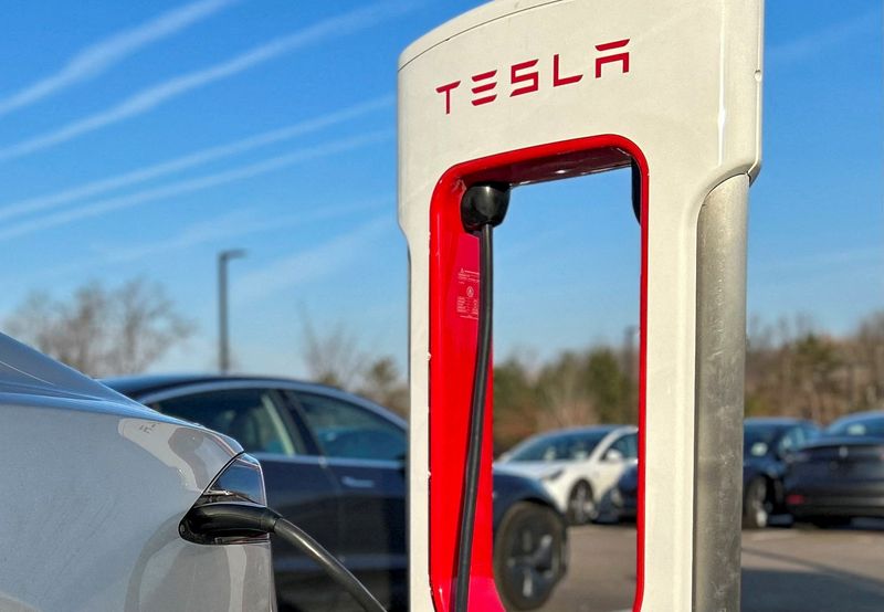 &copy; Reuters. FILE PHOTO: Tesla Supercharger station at a Tesla store in Ann Arbor, Michigan, U.S., December 7, 2023.  REUTERS/Paul Lienert/File Photo
