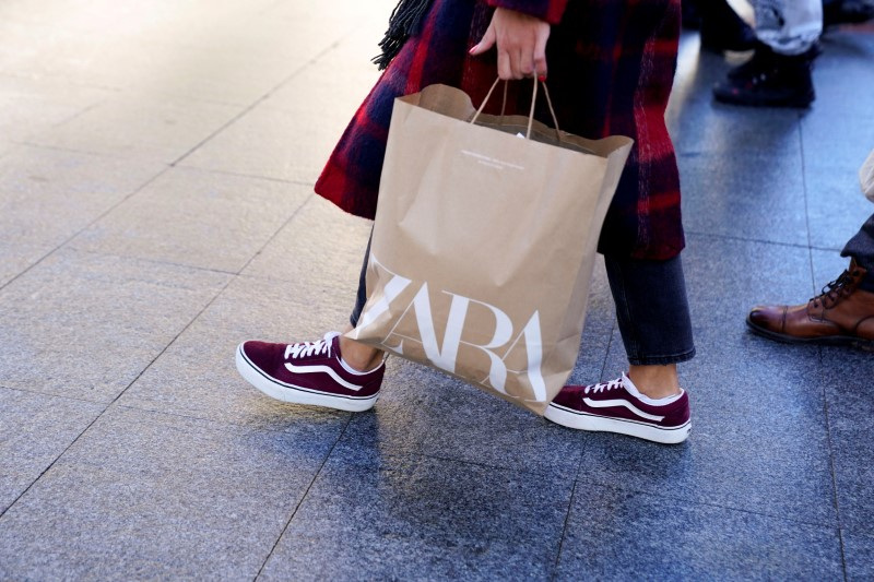 &copy; Reuters. FILE PHOTO: A shopper carries a bag from a Zara clothes store, part of the Spanish Inditex group, in Bilbao, Spain, November 30, 2021. REUTERS/Vincent West/File Photo