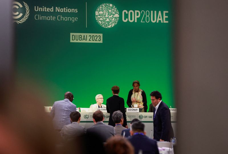 &copy; Reuters. مندوبون يجتمعون في يوم المفاوضات الرامية للتوصل إلى اتفاق في مؤتمر الأمم المتحدة المعني بتغير المناخ (كوب28) في دبي يوم الثلاثاء. تصوير: ثائر 