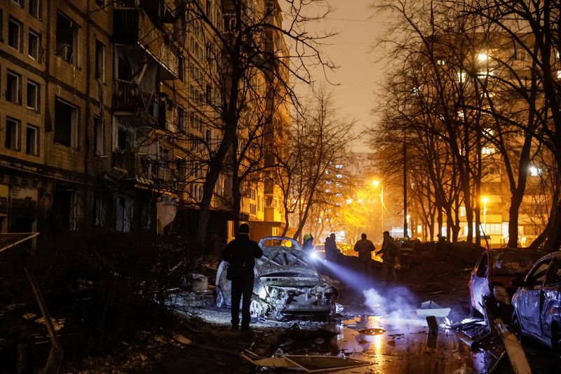 &copy; Reuters. موظفو الطوارئ يعملون في موقع مبنى سكني تضرر خلال هجوم صاروخي روسي في كييف بأوكرانيا يوم الأربعاء. تصوير: هليب هارانيتش - رويترز.

