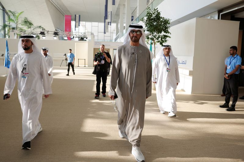 &copy; Reuters. سلطان أحمد الجابر رئيس مؤتمر الأمم المتحدة المعني بتغير المناخ (كوب28) لدى توجهه لحضور الجلسة العامة للمؤتمر في دبي يوم الأربعاء. تصوير: عمرو 